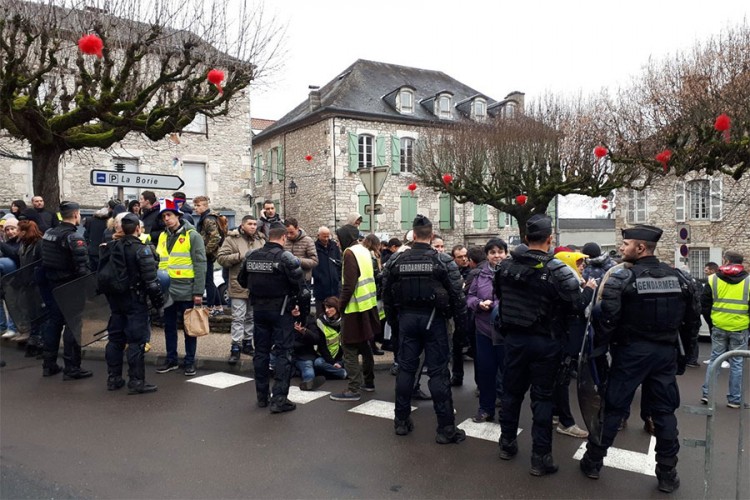 Sukob demonstranata i francuske policije uoči dolaska Makrona
