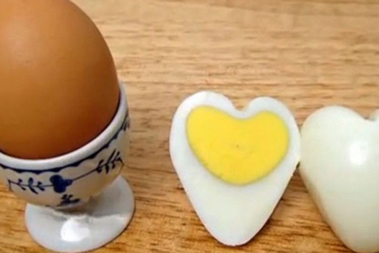 Genijalan trik: Kako da oljuštite kuvano jaje za par sekundi?
