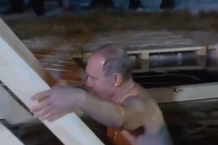 Putinovo bogojavljenjsko kupanje u hladnoj vodi