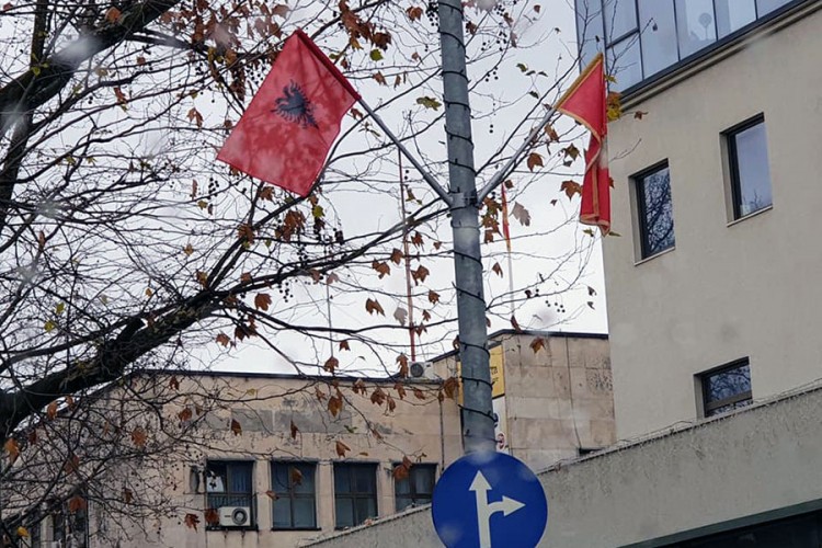 Podgorica preplavljena albanskim zastavama