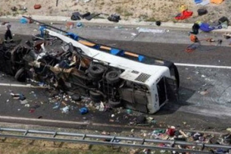 U sudaru autobusa i cisterne sa naftom 27 mrtvih