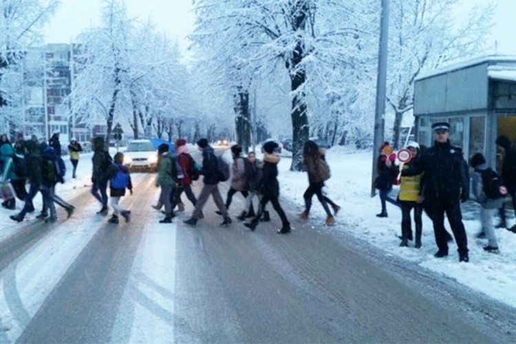 Školska saobraćajna patrola regulisala saobraćaj u Tesliću