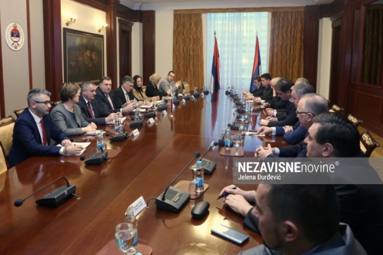 Predsjednici parlamentarnih stranaka na sastanku kod Dodika