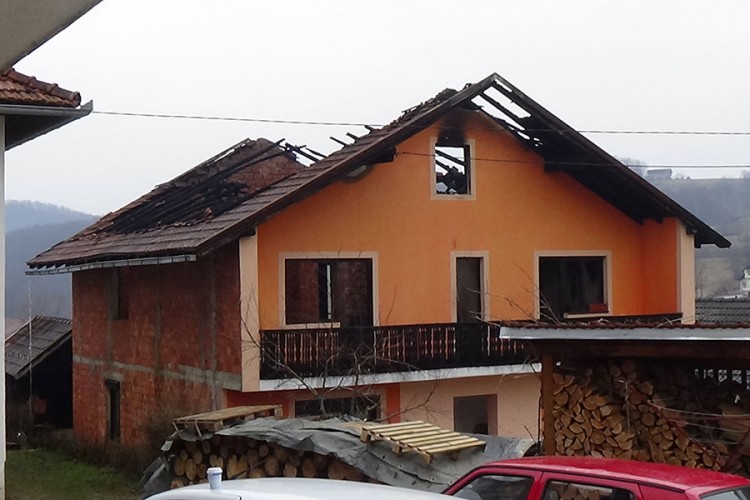 Petočlanoj porodici izgorjela kuća