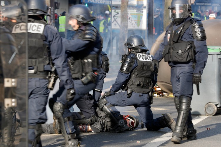Novi neredi u Parizu, policija upotrijebila suzavac