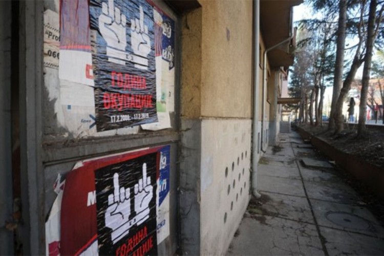 U Sjevernoj Mitrovici plakati "11 godina okupacije"