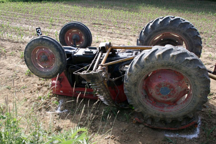 Orao njivu pa poginuo u prevrtanju traktora
