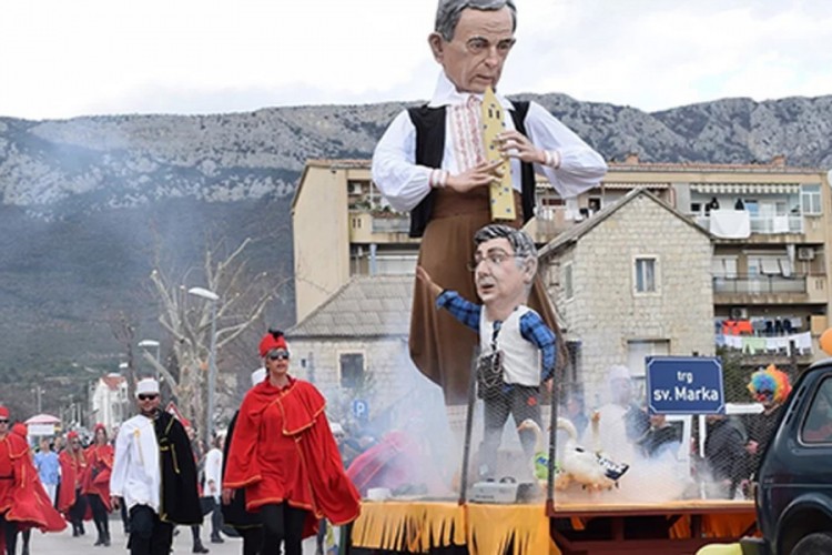 U Splitu zapaljena lutka s likom Milorada Pupovca