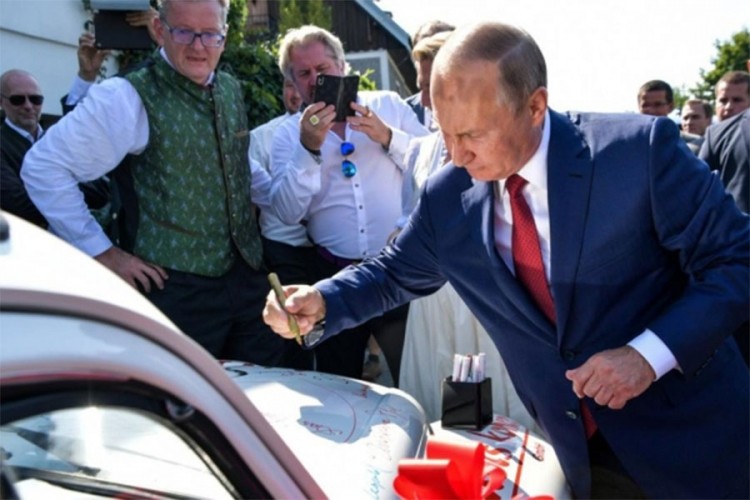 "Buba" na koju se Putin potpisao prodata u dobrotvorne svrhe
