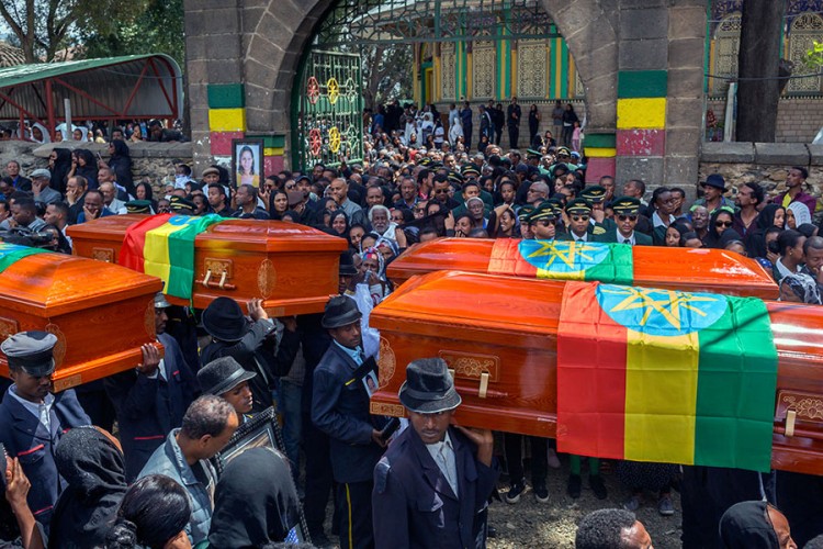 Etiopija u suzama: Hiljade ljudi na masovnoj sahrani žrtava avionske nesreće