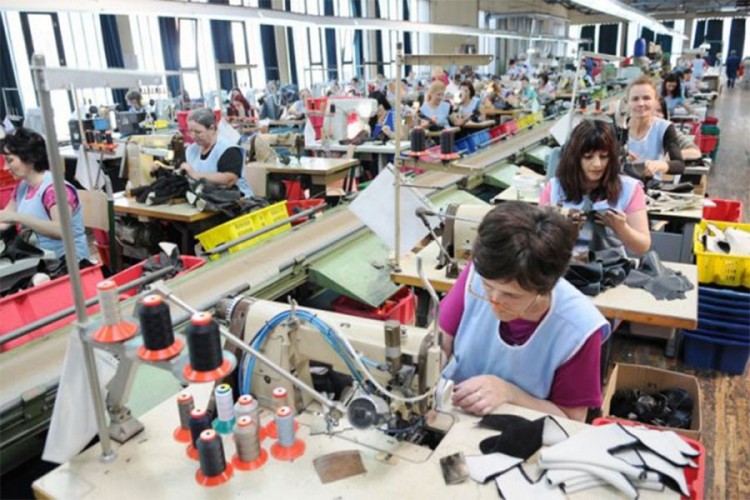 Srednjoškolci na praksi u fabrici obuće "Bema"