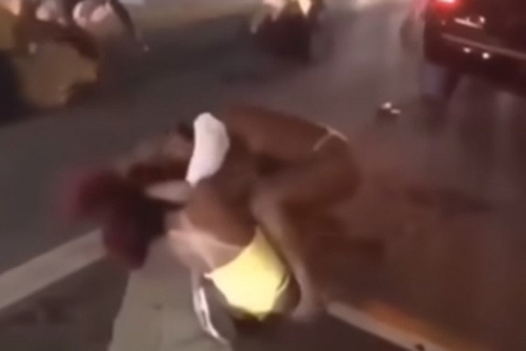 Bizaran snimak masovne tuče polugolih žena na ulici