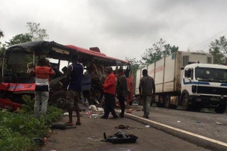 U sudaru dva autobusa najmanje 50 mrtvih