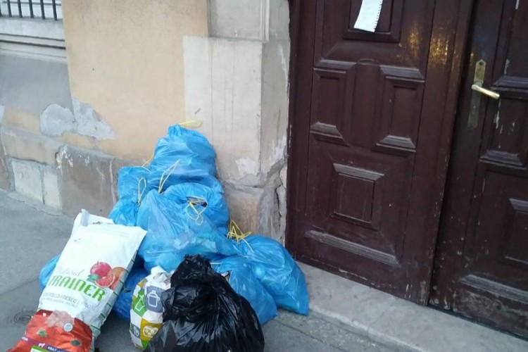 Istresao smeće ispred zgrade Opštine Visoko i ostavio poruku