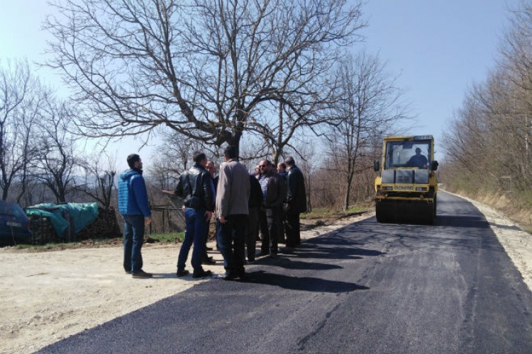 Gradonačelnik Prijedora obišao radove na asfaltiranju lokalnog puta