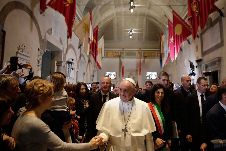 Papa izmiče ruku pred vjernicima, ne želi da mu poljube prsten?