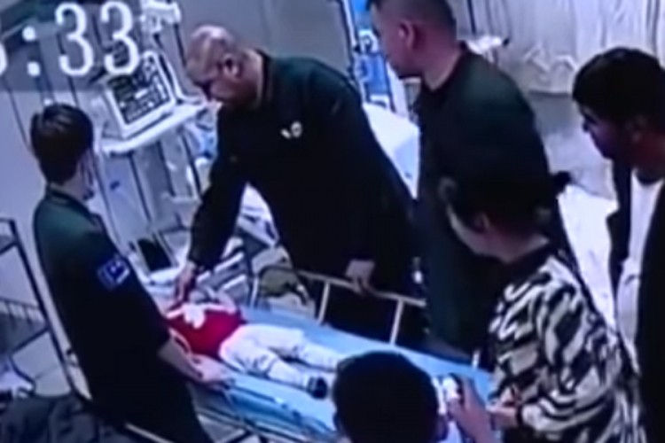 Uhvatio dijete koje je padalo sa petog sprata, kamere snimile nevjerovatan podvig