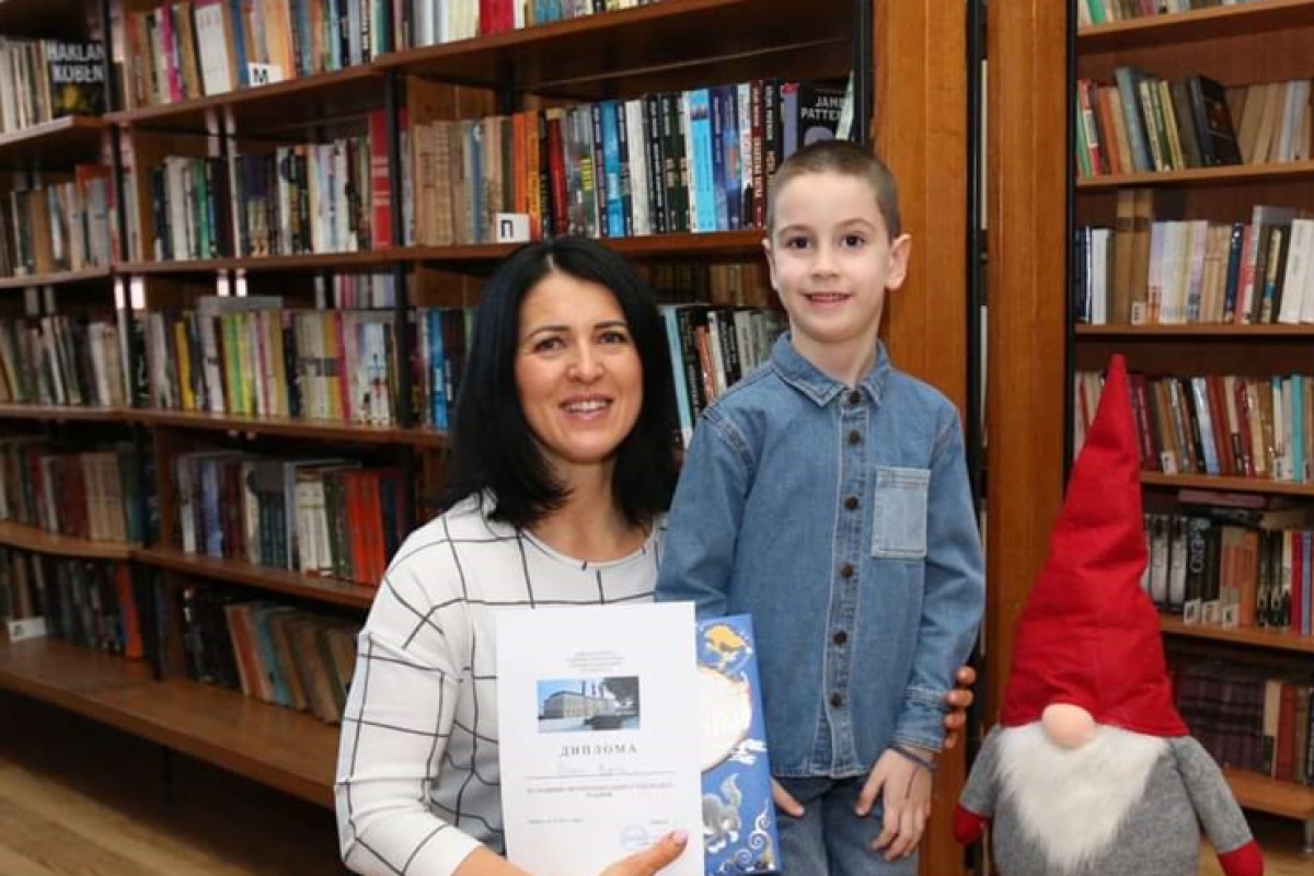 Šestogodišnji Veljko i studentkinja Jovana u moru tehnologije izabrali knjigu