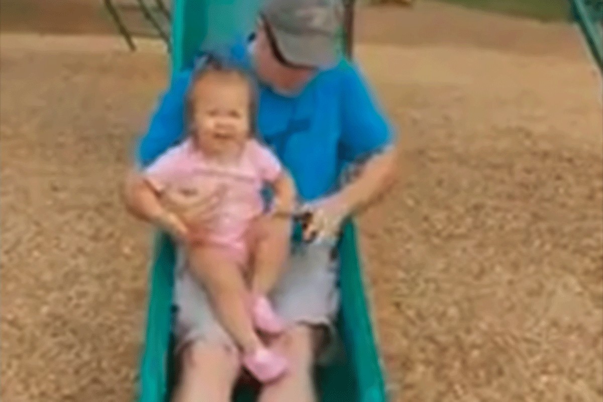 Zbog šokantnog videa roditelji se više ne spuštaju niz tobogan sa djecom u krilu (VIDEO)