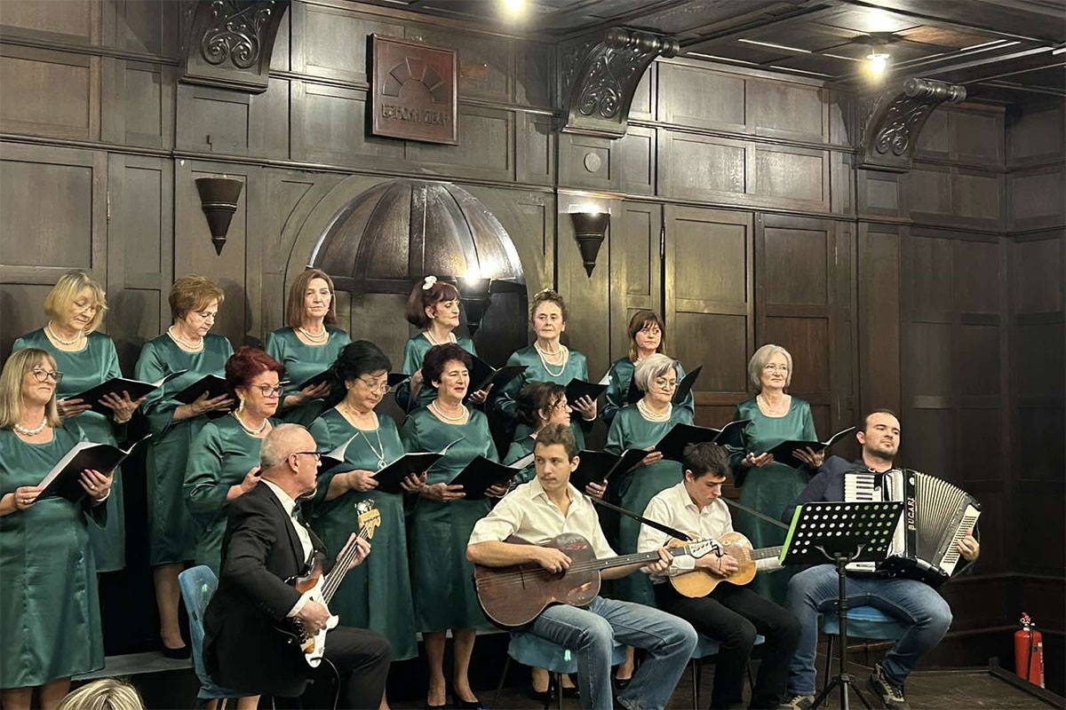 Publika sa ansamblom "Banjalučka svita" pjevala mnogobrojne hitove (VIDEO)
