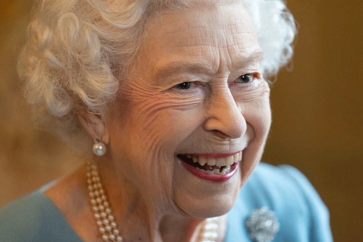 Novi skandal na pomolu: Je li kraljica uopšte pozirala sa svojim unucima? (FOTO)