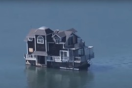 Misteriozna kuća plutala na vodi: Otkrili smo o čemu se radi (VIDEO)