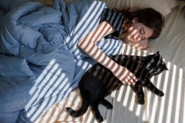 Evo zbog čega je dobro da mačka spava sa vama u krevetu