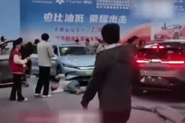 Kineski električni auto pomeo posjetioce salona (VIDEO)