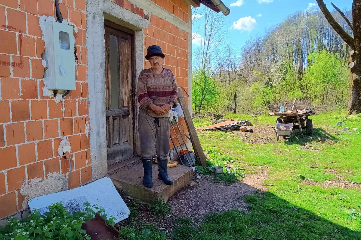 Dedo Saleš živi u neimaštini, jedini prijatelji mu psi i mačke