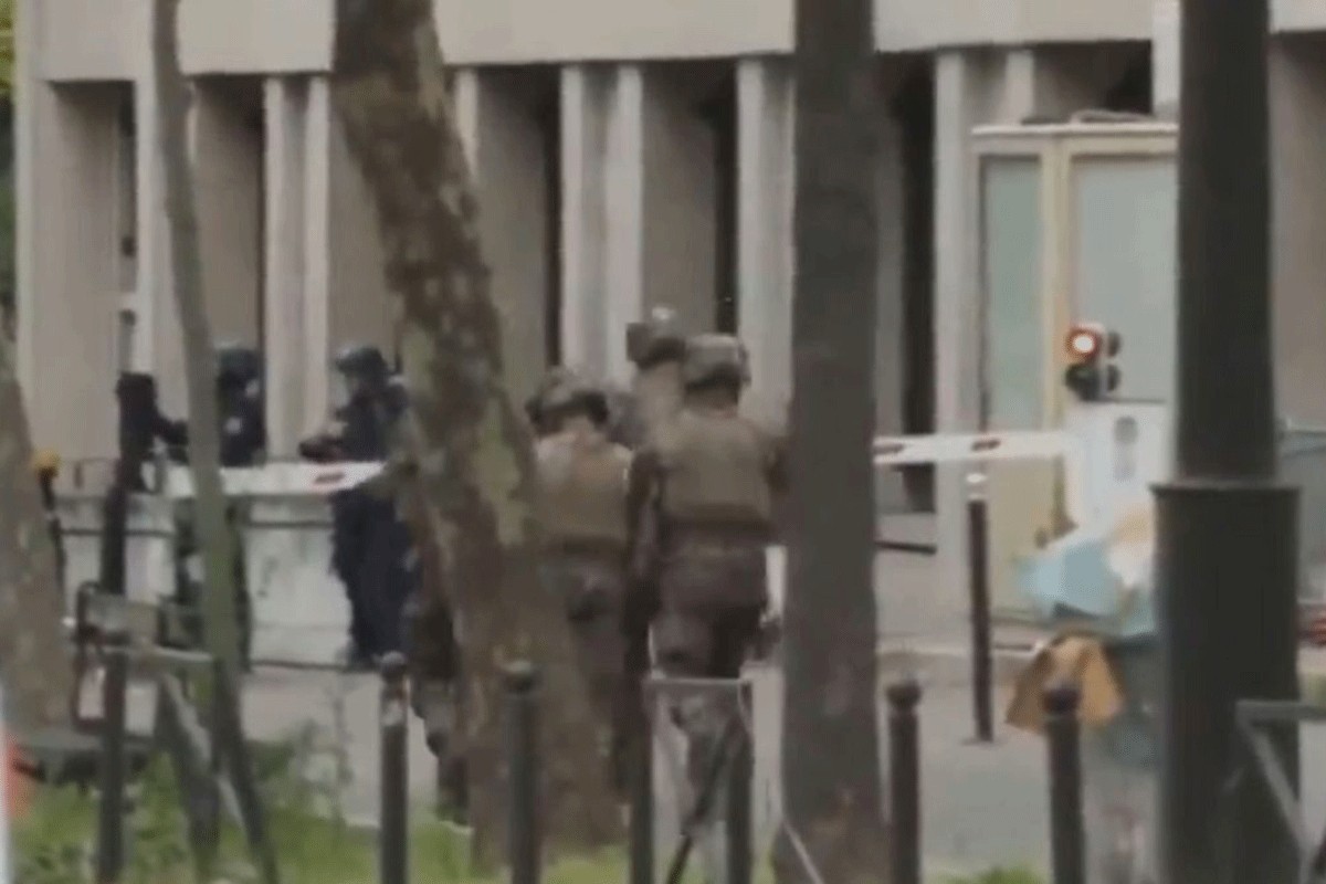 Drama u Parizu: Muškarac prijetio da će se raznijeti u iranskom konzulatu (VIDEO)
