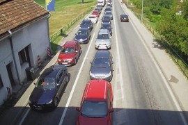 Duge kolone vozila na graničnim prelazima prema Hrvatskoj