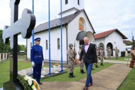 Helez položio cvijeće srpskim žrtvama u Sijekovcu