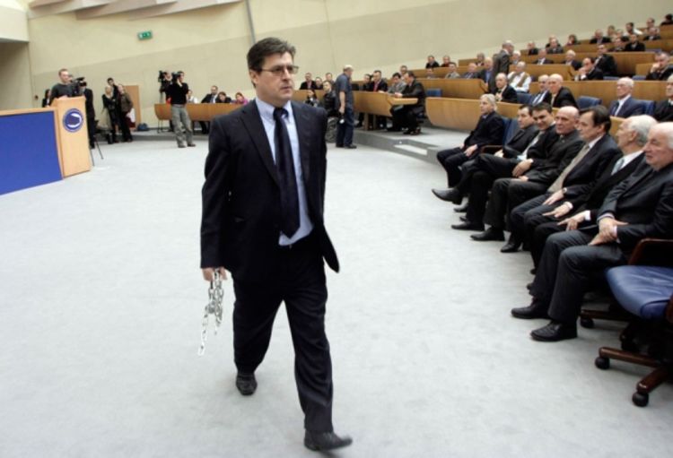 Ibran Mustafić provalio u salu bh. parlamenta da proslave Dan državnosti