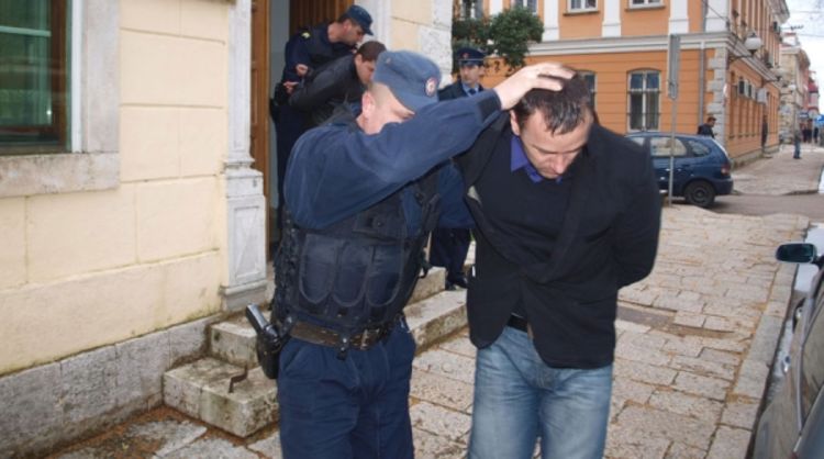 Osuđenik i policajac iz Banjaluke opljačkali banku u Podgorici
