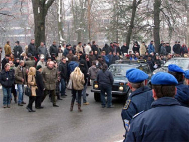 Divjakove pristalice pred Ambasadom Austrije