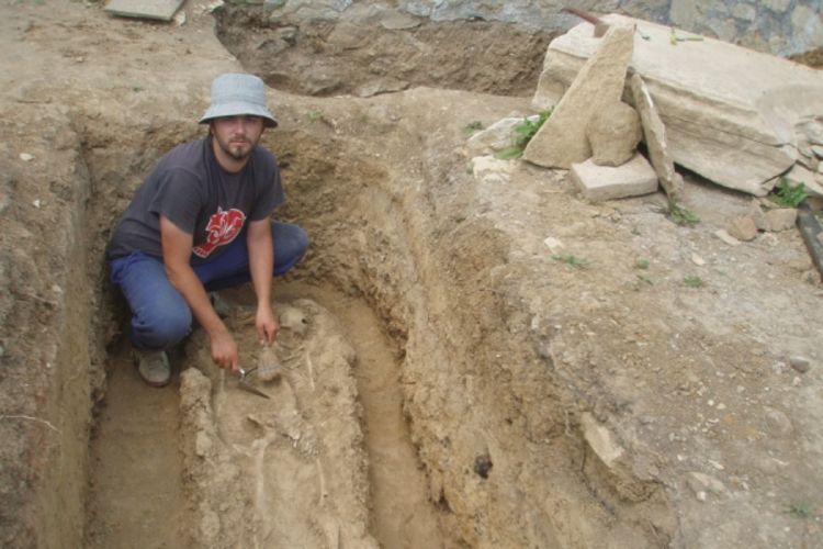 Grobovi otkrivaju tajne crkve (Foto)