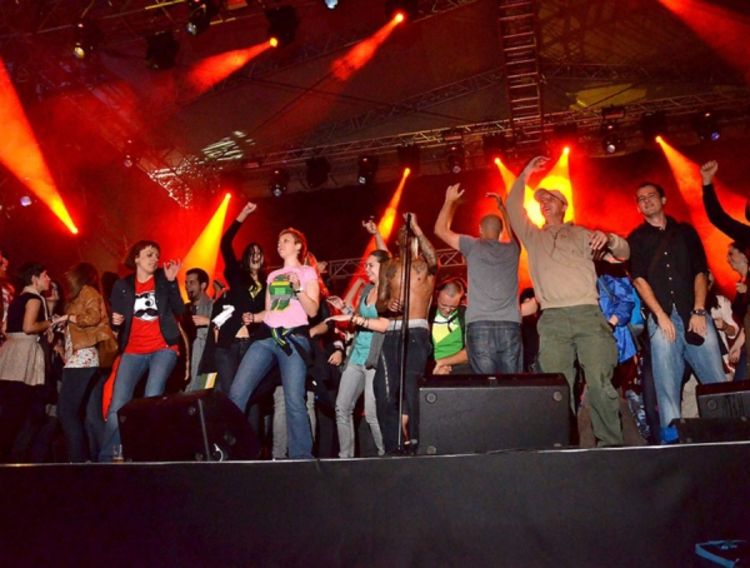 Demofest: Publika plesala s Trikijem na bini (Foto)