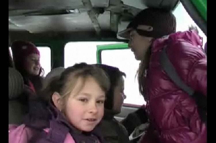 Zvornik: 19 djece do škole prevoze u kamionu sa 5 mjesta (VIDEO)