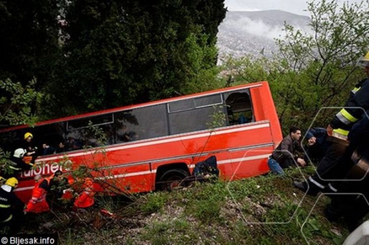Mostar: Autobus s učenicima sletio u provaliju, nema teže povrijeđenih