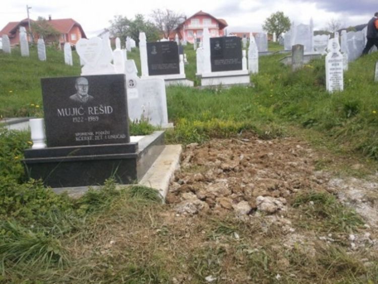 Medžlis IZ srušio spomenik u Kozarcu