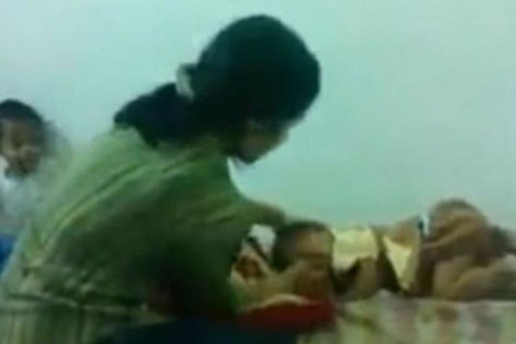Brutalnost: Mlada majka tukla rukama i nogama svoju bebu