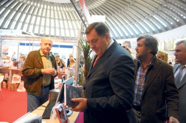 Dodik na Beogradskom sajmu kupio knjigu Vuka Draškovića