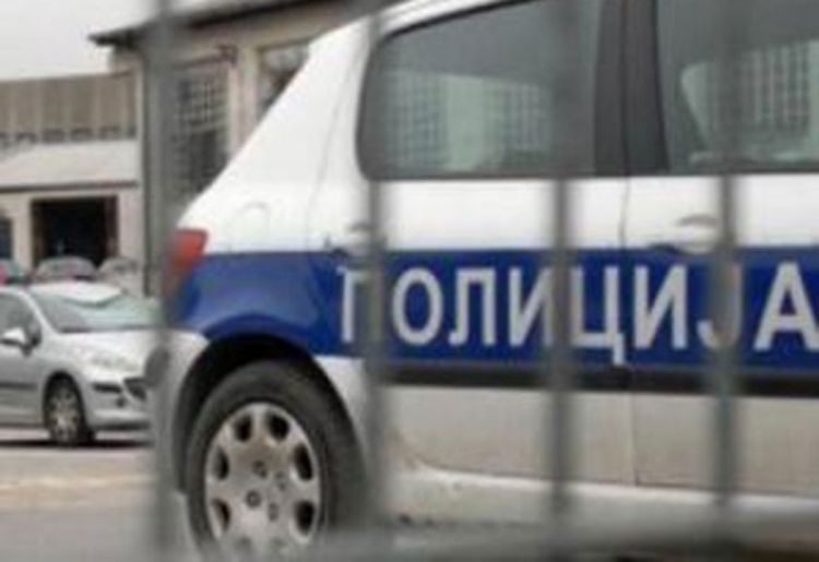 Prijedor: Teško povrijeđen policajac, deset metara ga vukli vozilom  