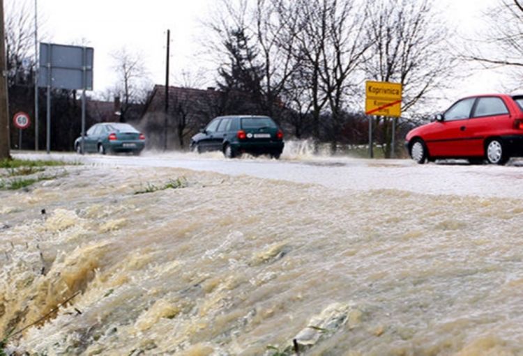 U Sisku spremni autobusi za evakuaciju zbog moguće poplave