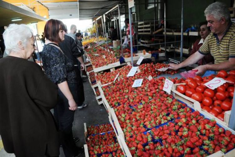 Kupci čekaju pojeftinjenje na tržnici: Luksuz i pola kilograma jagoda