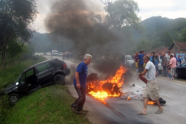 Milići: Motociklista (19) podlegao povredama nakon silovitog udara u zadnji dio golfa