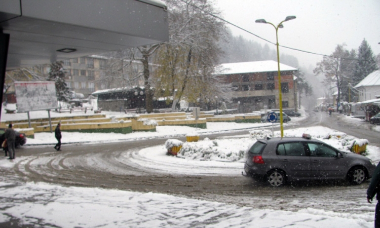 Prvi snijeg usporio saobraćaj i u Srebrenici