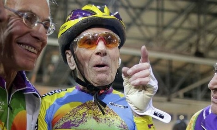 Ima 102 godine i obara rekorde u biciklizmu