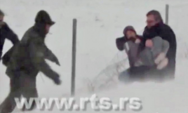 Pogledajte kako Vučić spasava dijete iz snježnog smeta kod Feketića