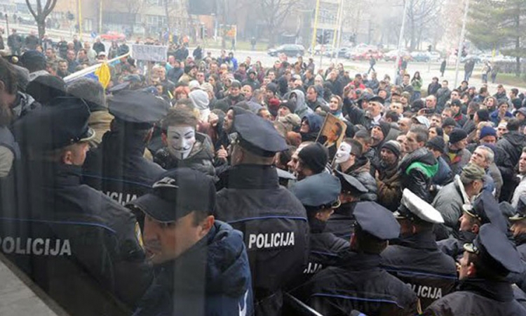 Sukobi s policijom u Tuzli, grupa demonstranata provalila u zgradu vlade